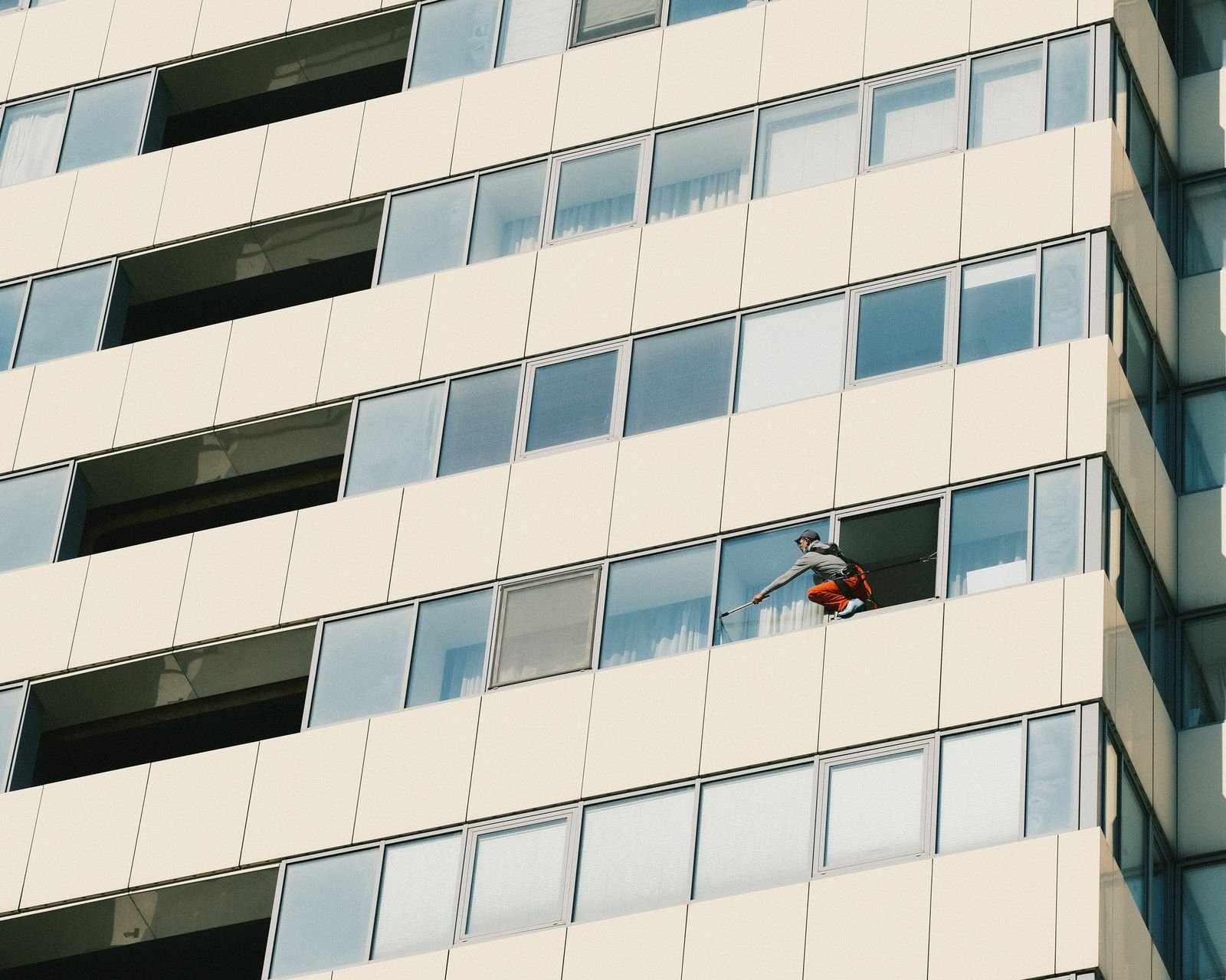 limpieza de cristal en fachada de edificio