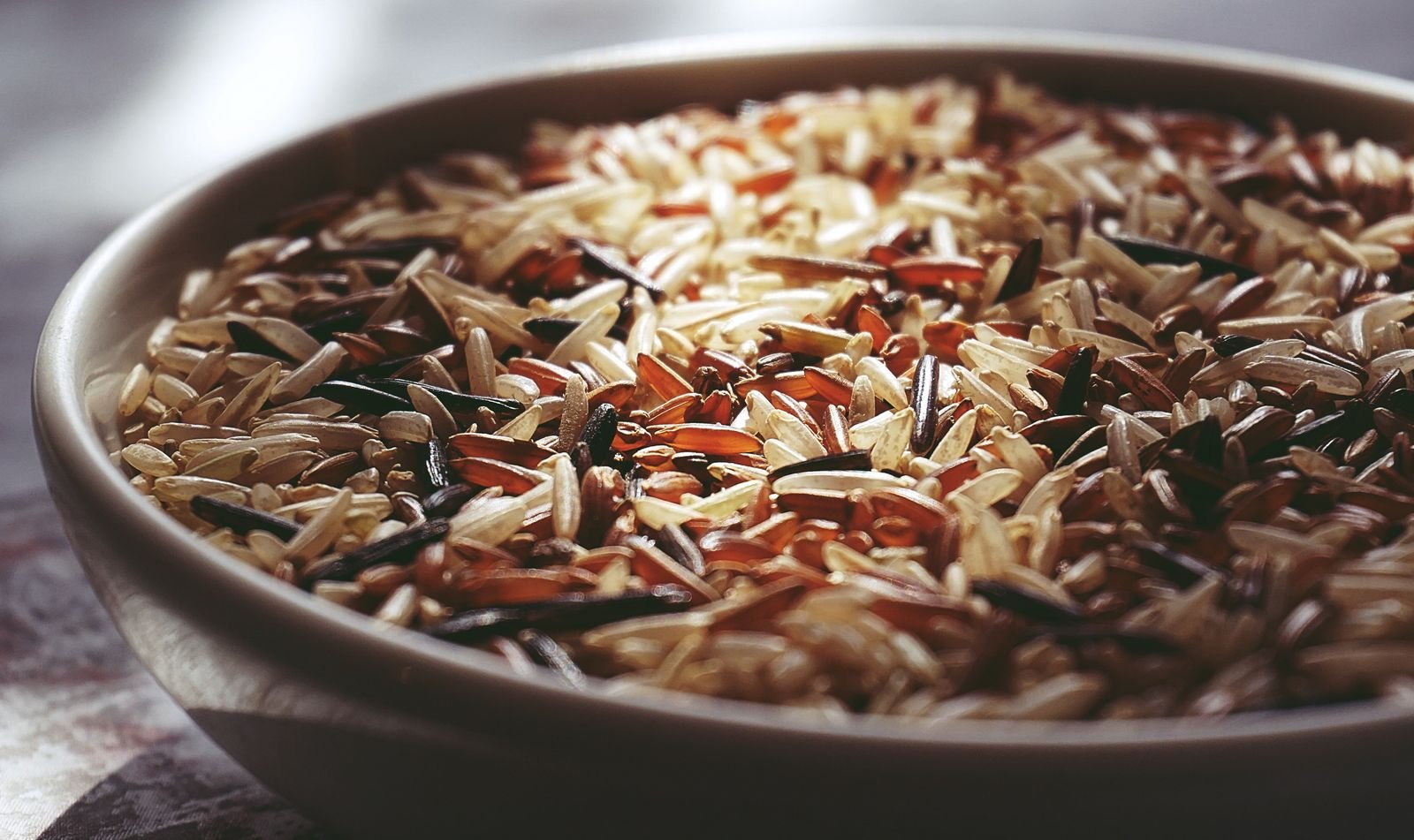 arroz cocinado en un bol blanco hecho con una olla arrocera