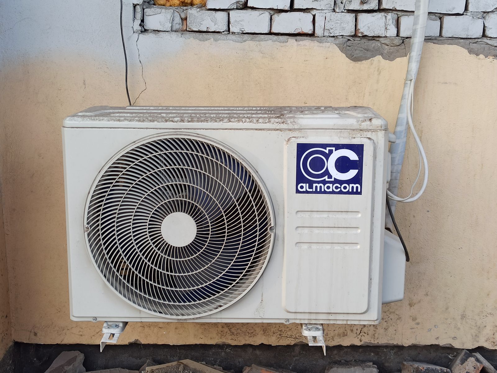 unidad exterior de aire acondicionado en una pared