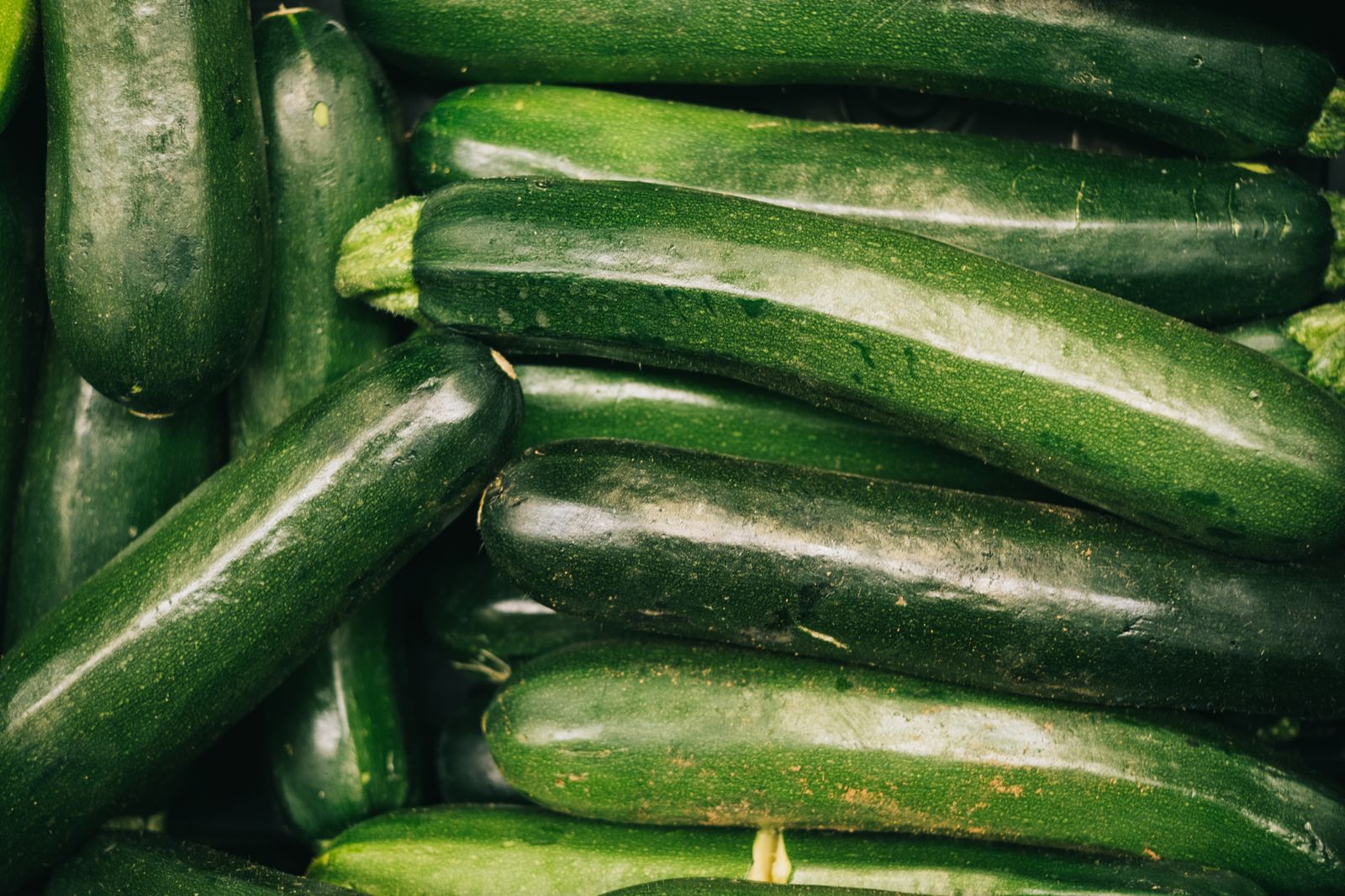 verduras verdes frescas sobre una superficie
