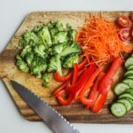 verduras cortadas sobre una tabla de madera