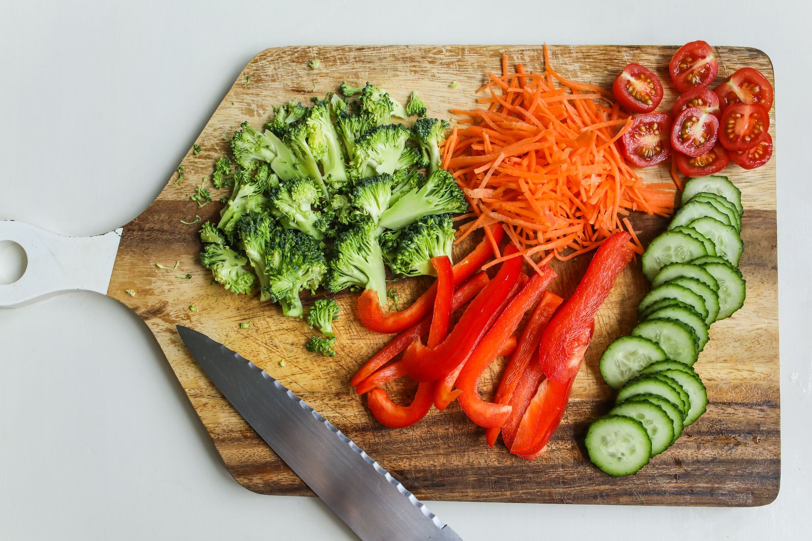 verduras cortadas sobre una tabla de madera