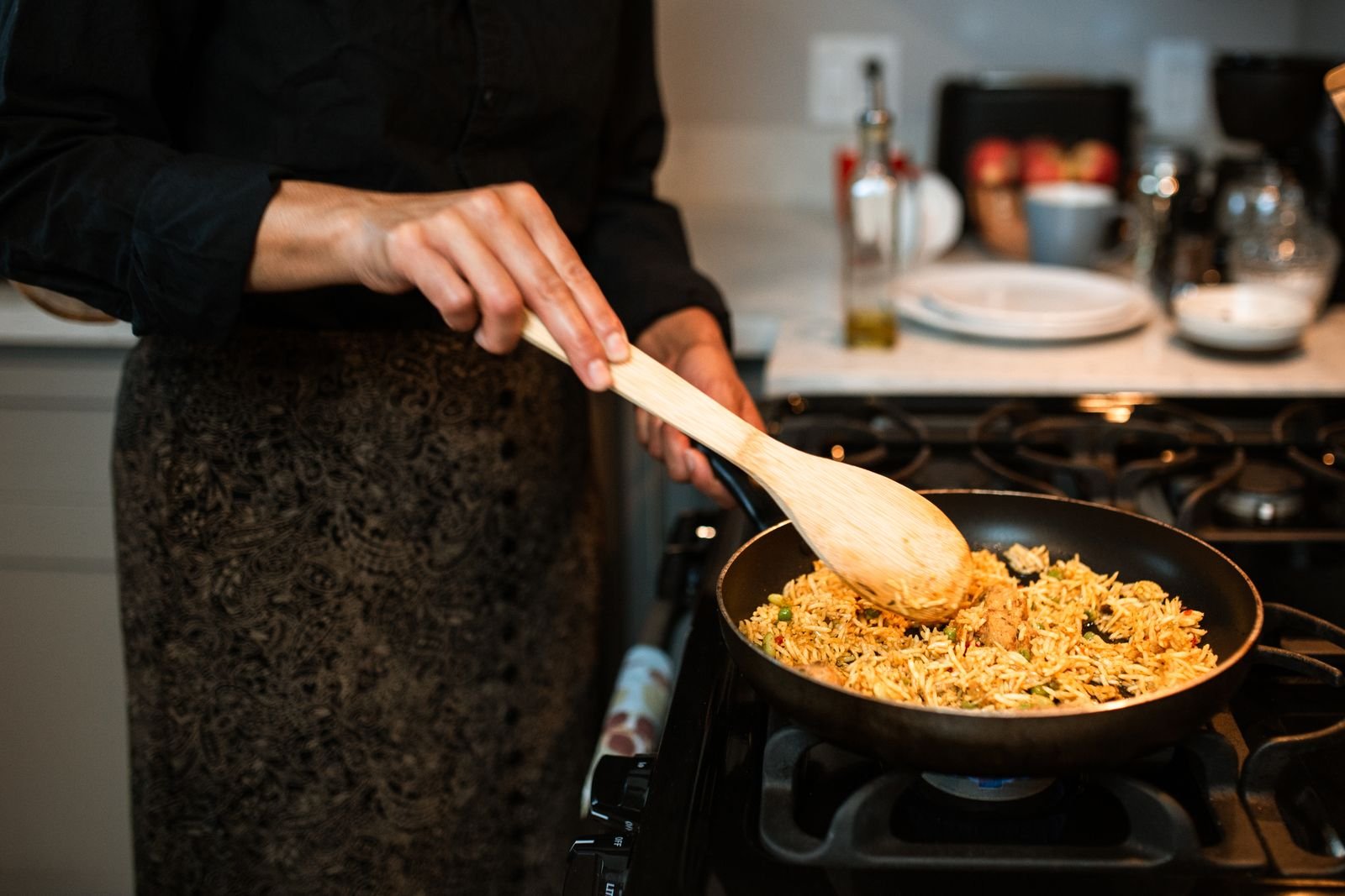 persona cocinando un plato de arroz