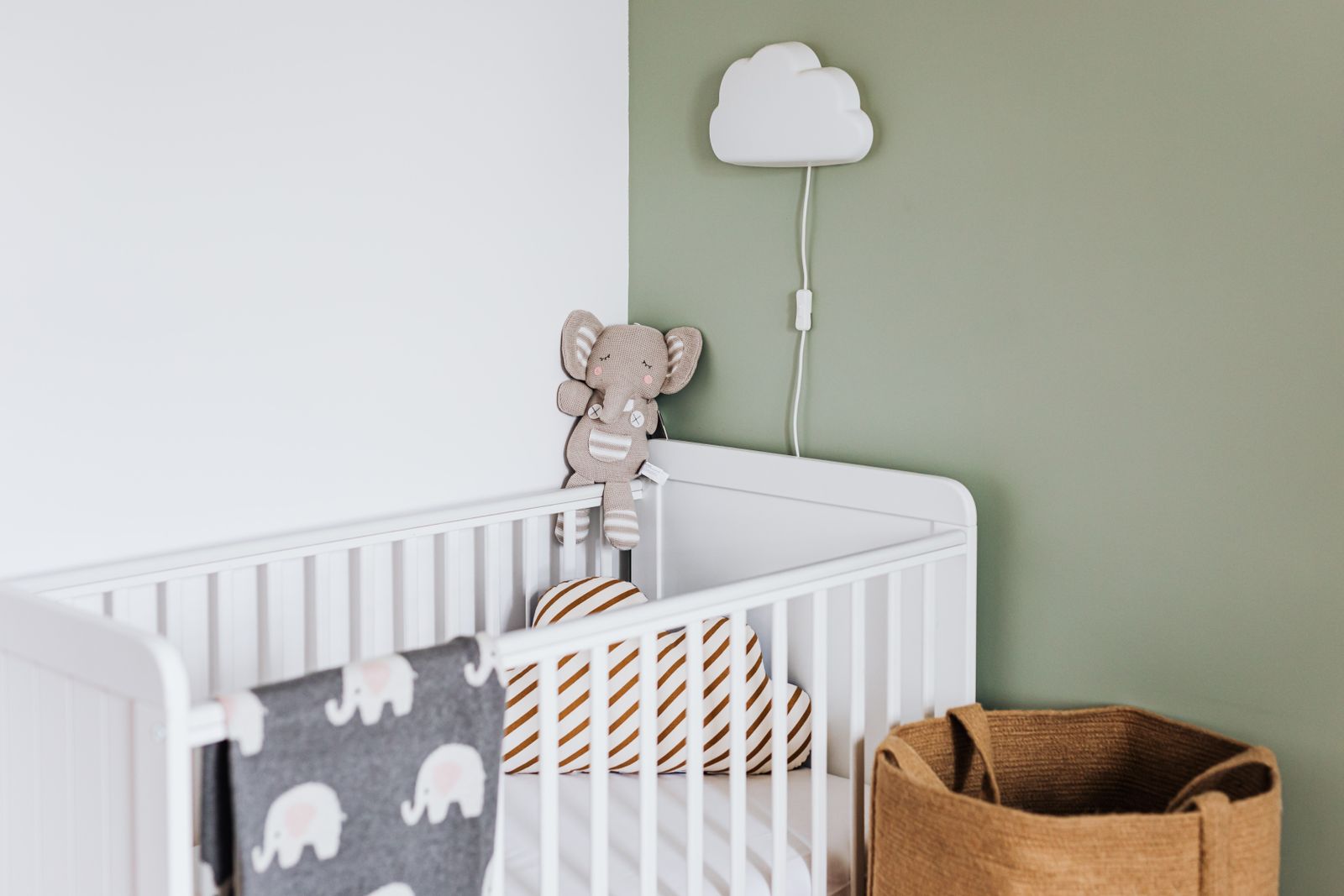 interior de una habitación de bebé con cuna