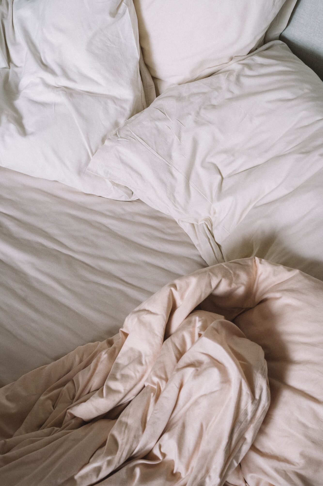 manta y almohadas sobre una cama