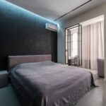 dormitorio con cama hecha y aire acondicionado