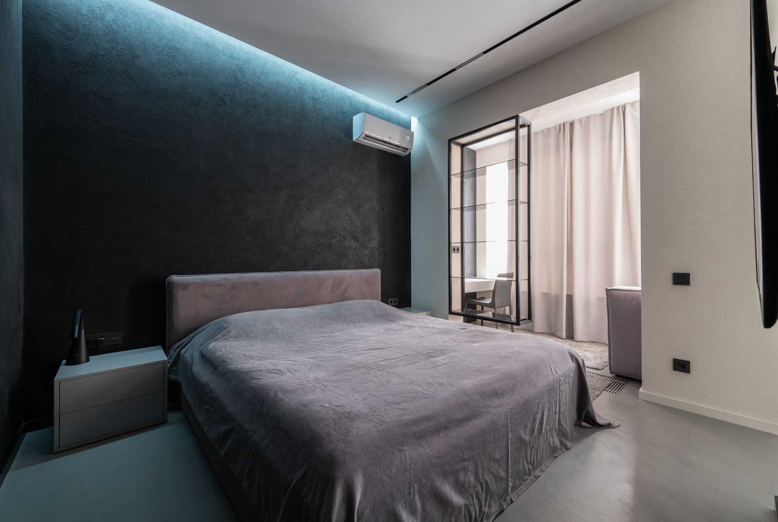 dormitorio con cama hecha y aire acondicionado