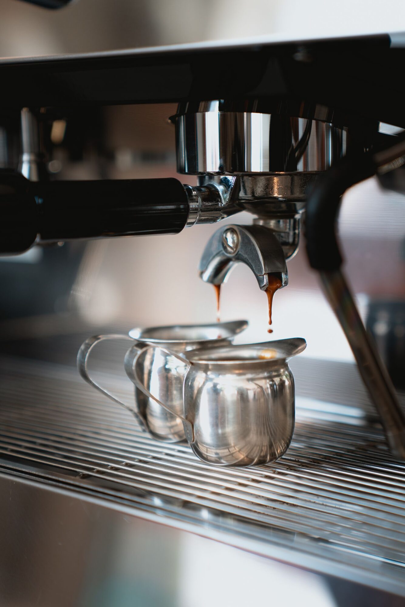 espresso cayendo en una taza de acero