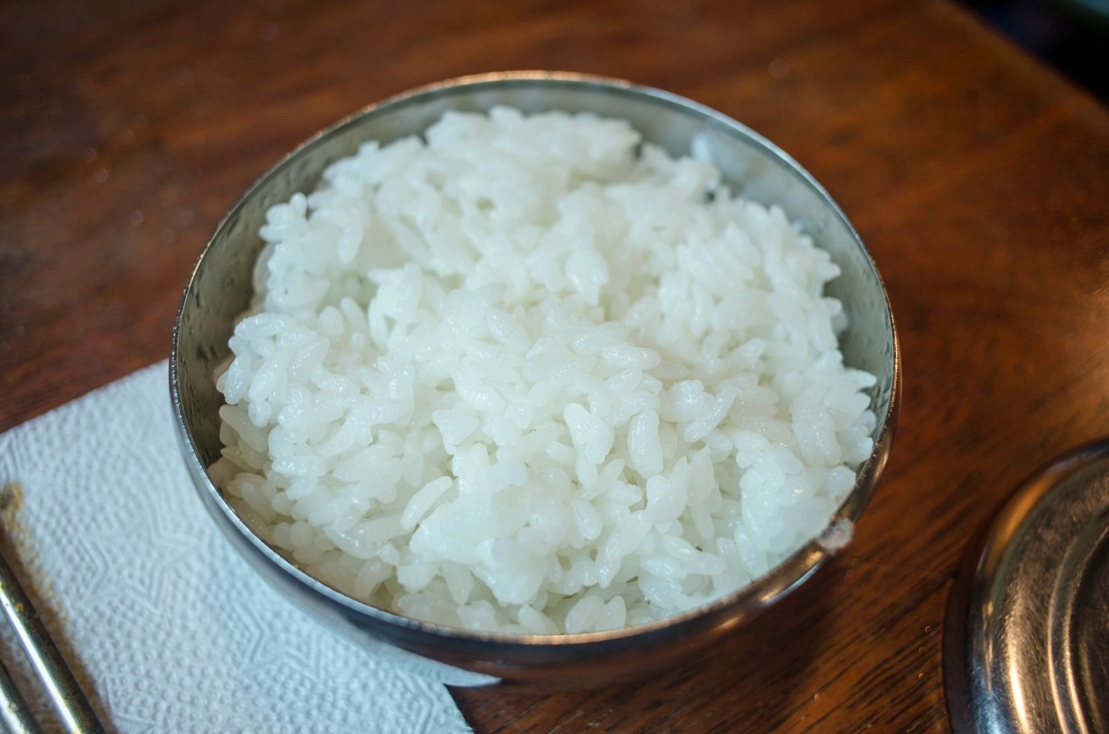 arroz blanco cocido en un bol