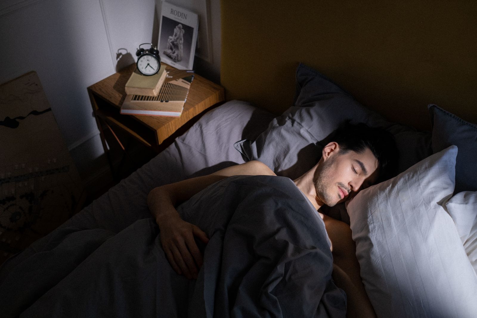 hombre durmiendo en la cama por la mañana