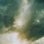 cielo nublado con luz de atardecer