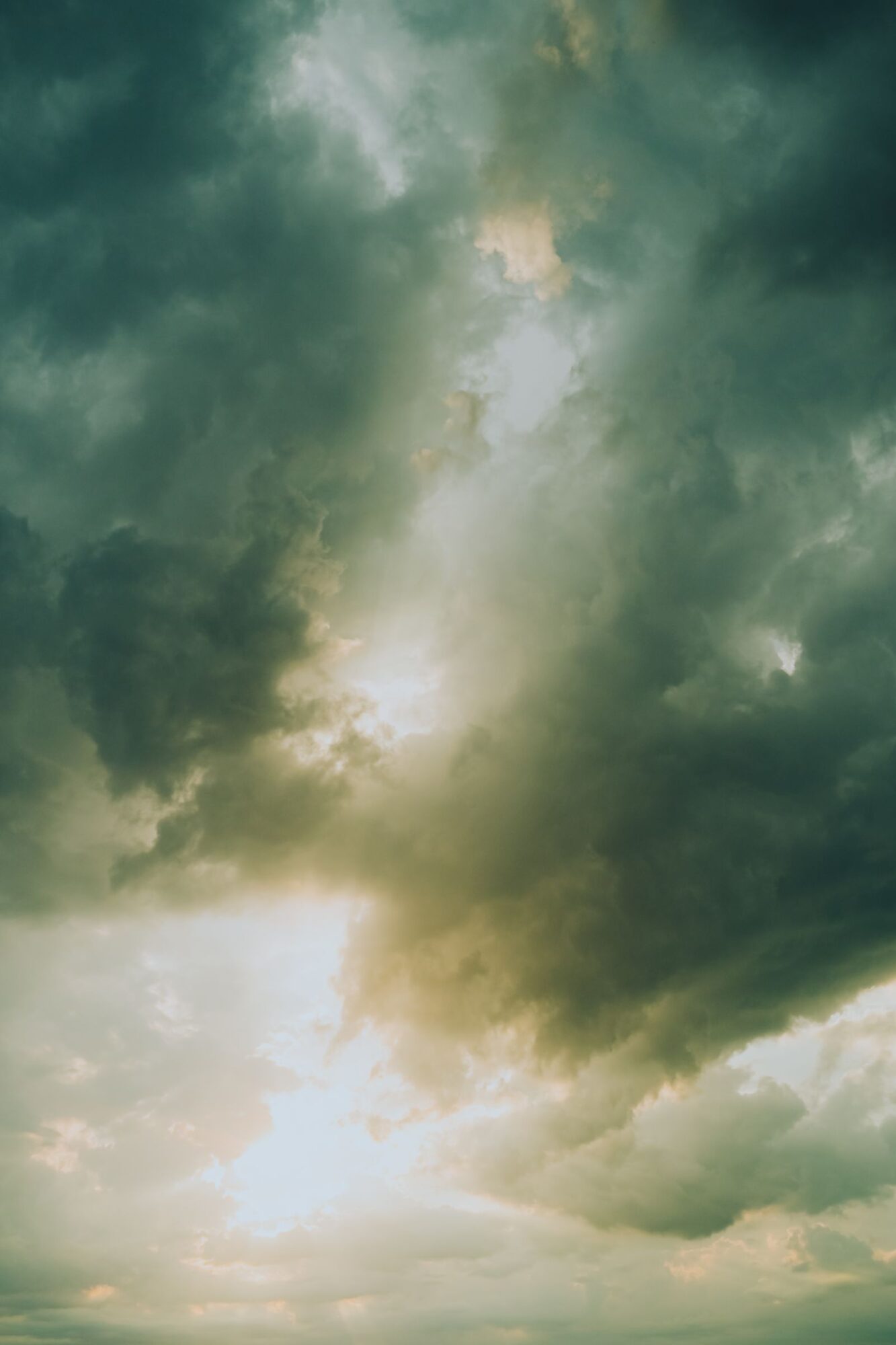 cielo nublado con luz de atardecer