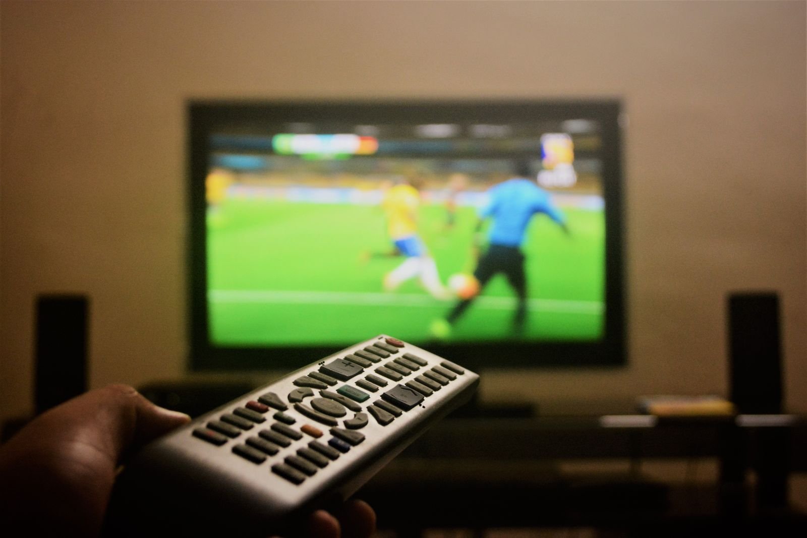 Mando universal inteligente apuntando el mando hacia el televisor