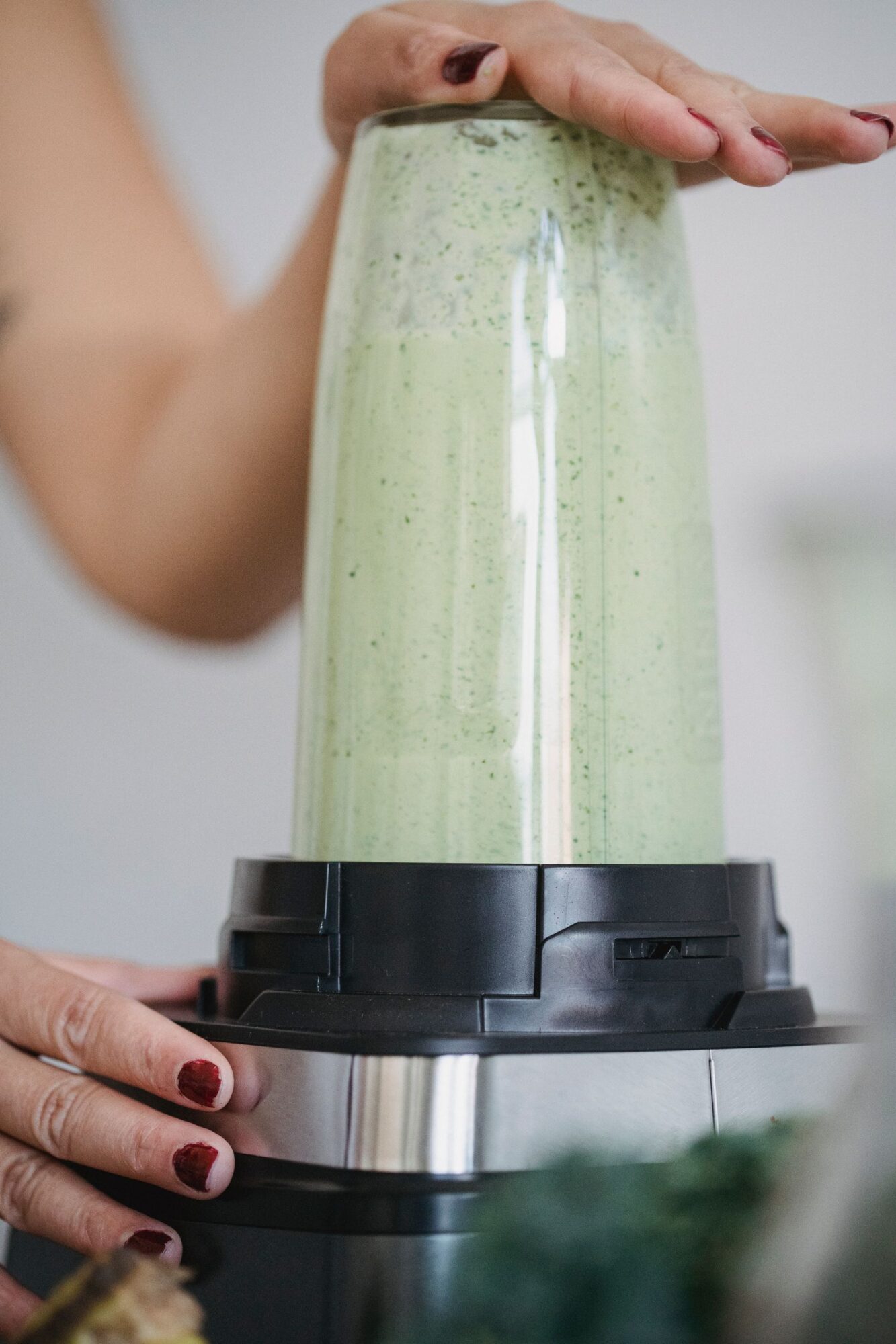 persona usando una batidora para hacer un smoothie. minipimer vs batidora de vaso