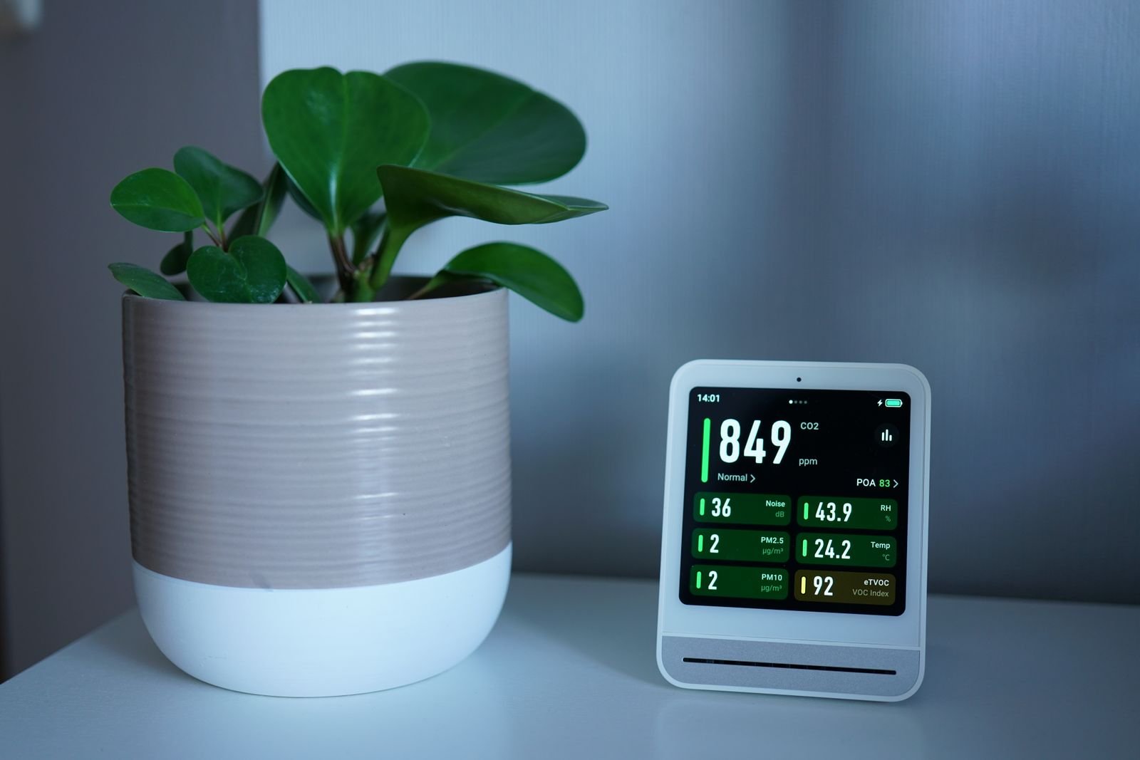 Monitor de calidad del aire con niveles de CO2 y partículas