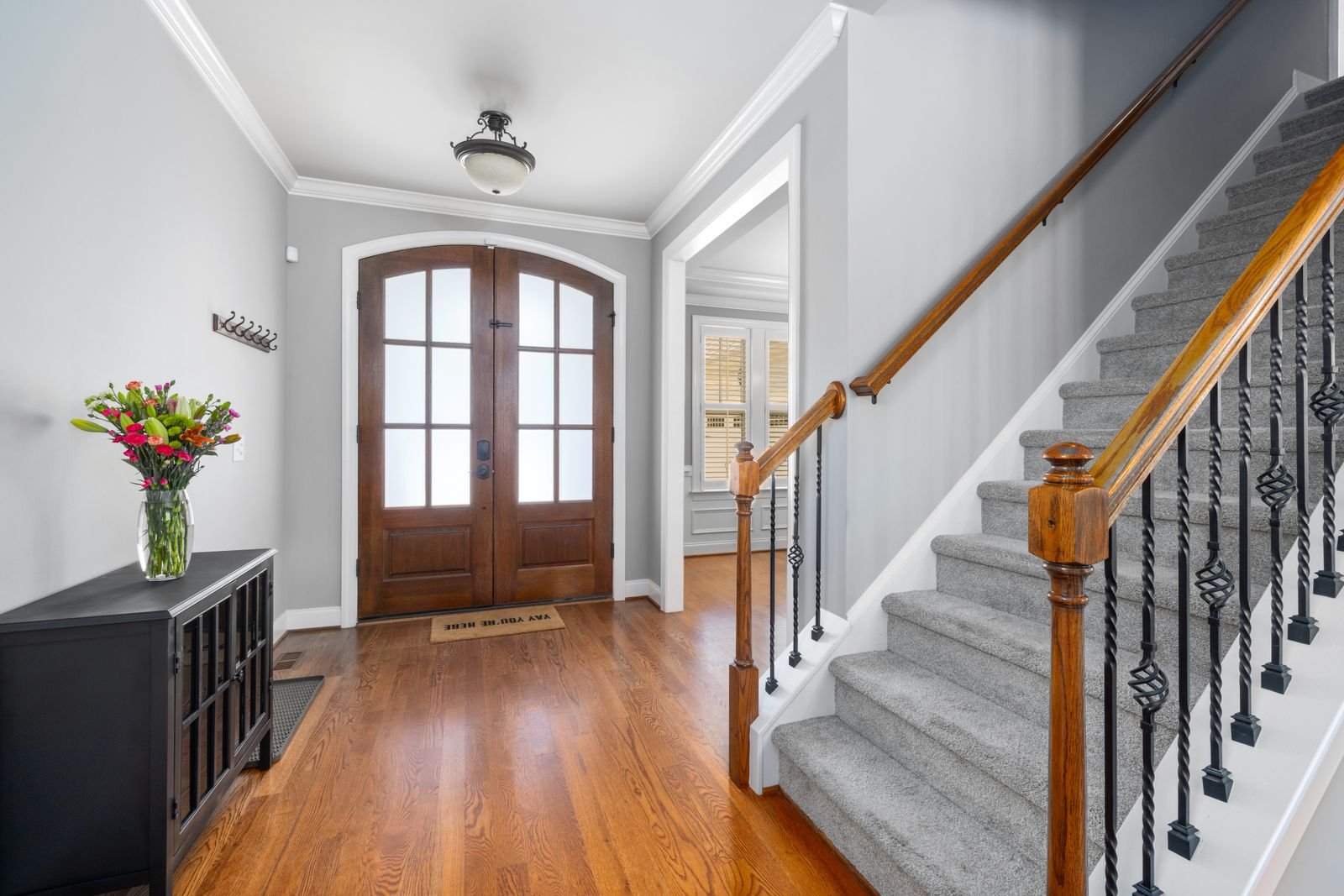pasillo y escaleras en el interior de una casa