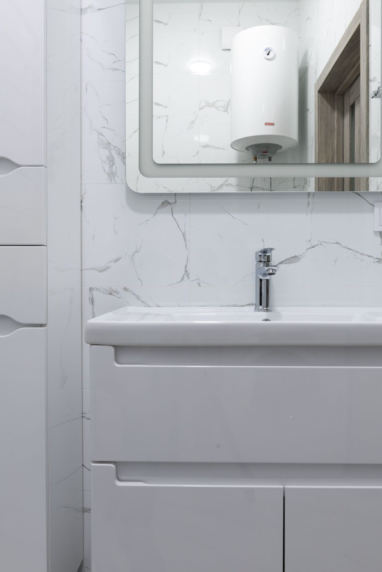 Termo eléctrico convencional en un cuarto de baño