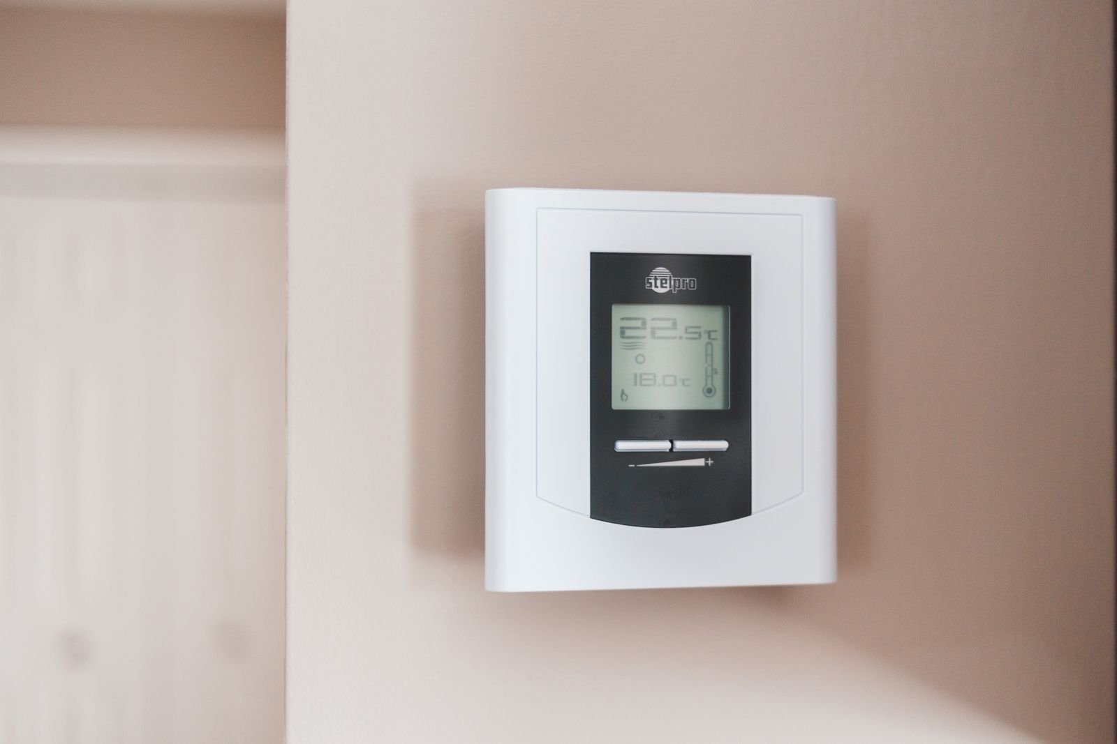 Termostato blanco de pared en una vivienda