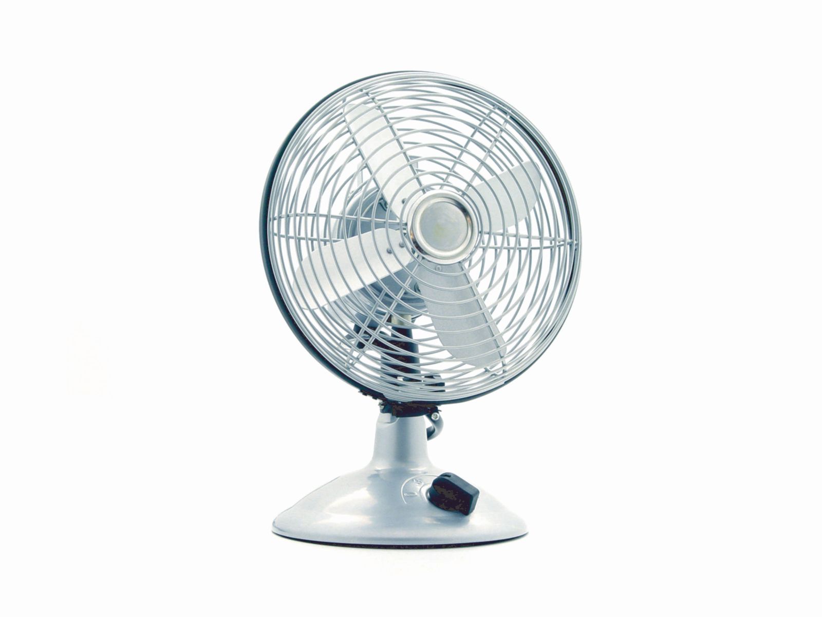 ventilador de aspas clasico blanco sobre fondo blanco
