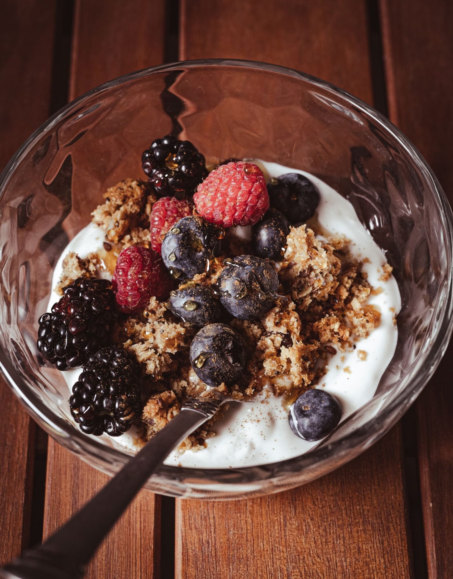 Yogur casero con granola y arándanos