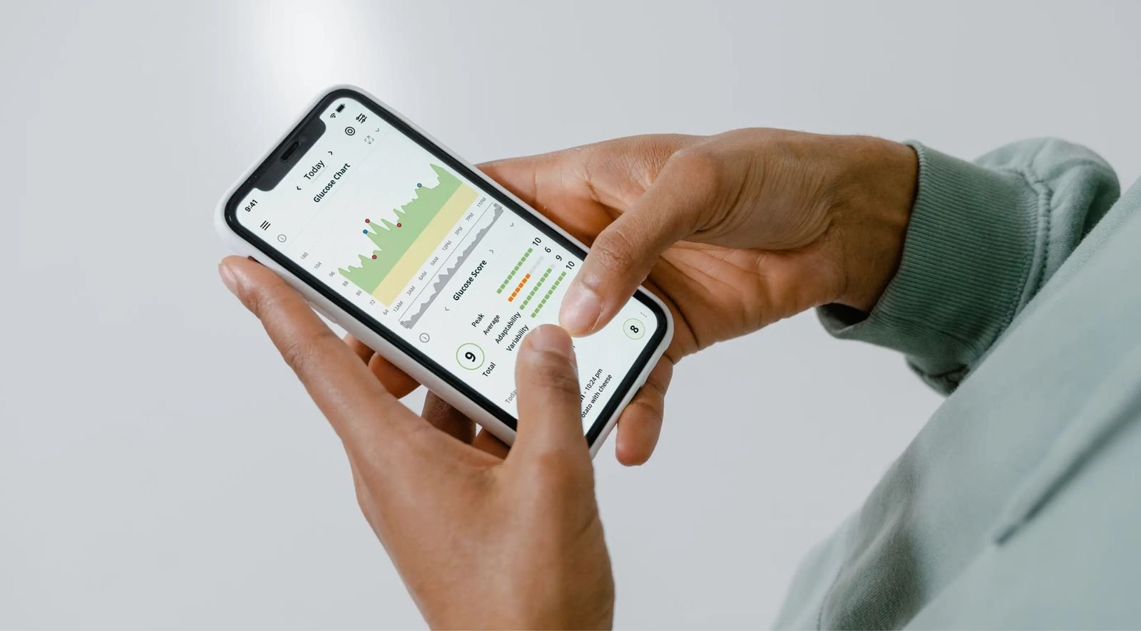 Persona mirando una gráfica de datos en el móvil