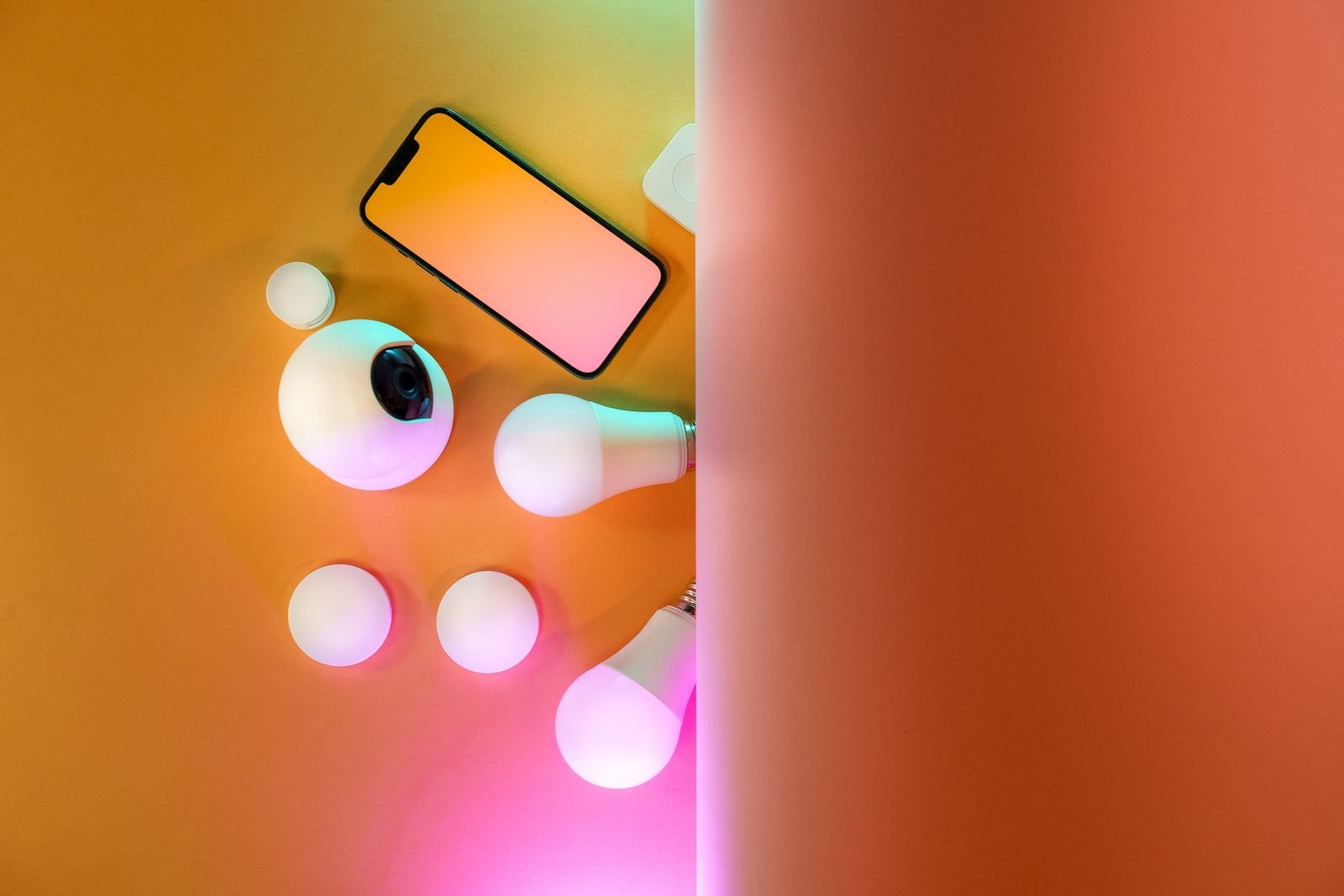Bombillas inteligentes de colores junto a otros gadgets de hogar conectado
