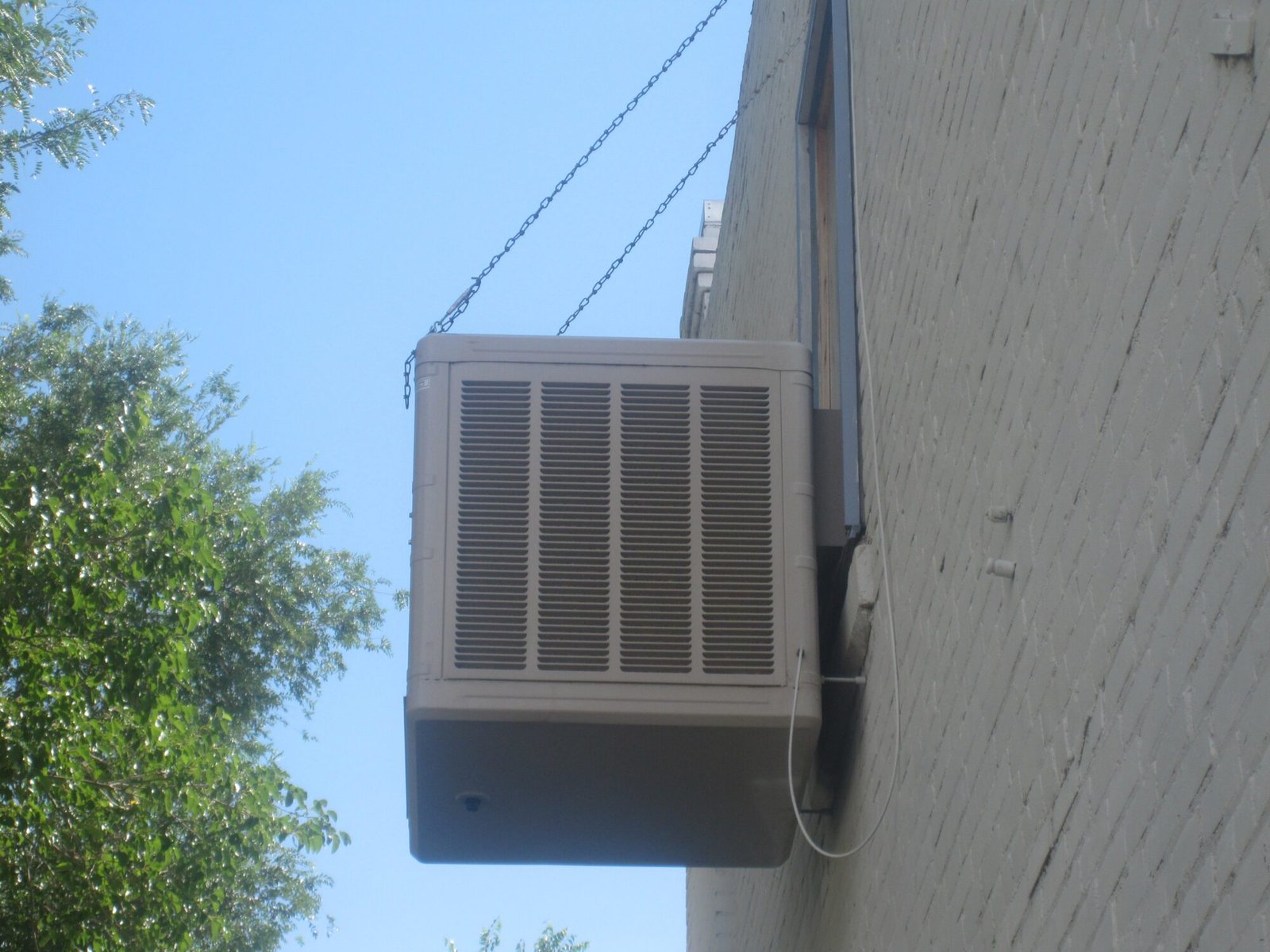 climatizador evaporativo real instalado en el exterior de una vivienda