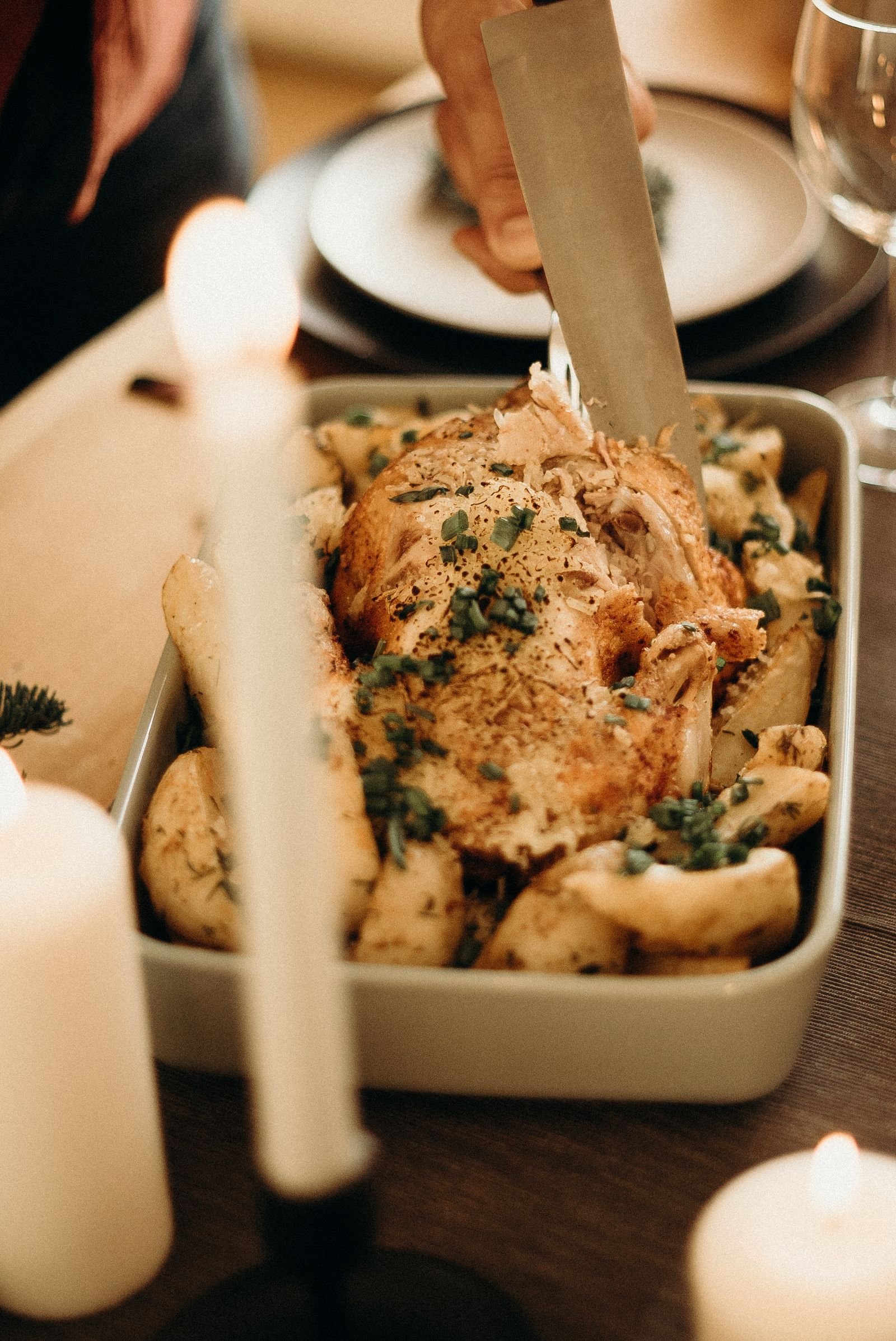 Asado de pollo entero recién horneado listo para trinchar