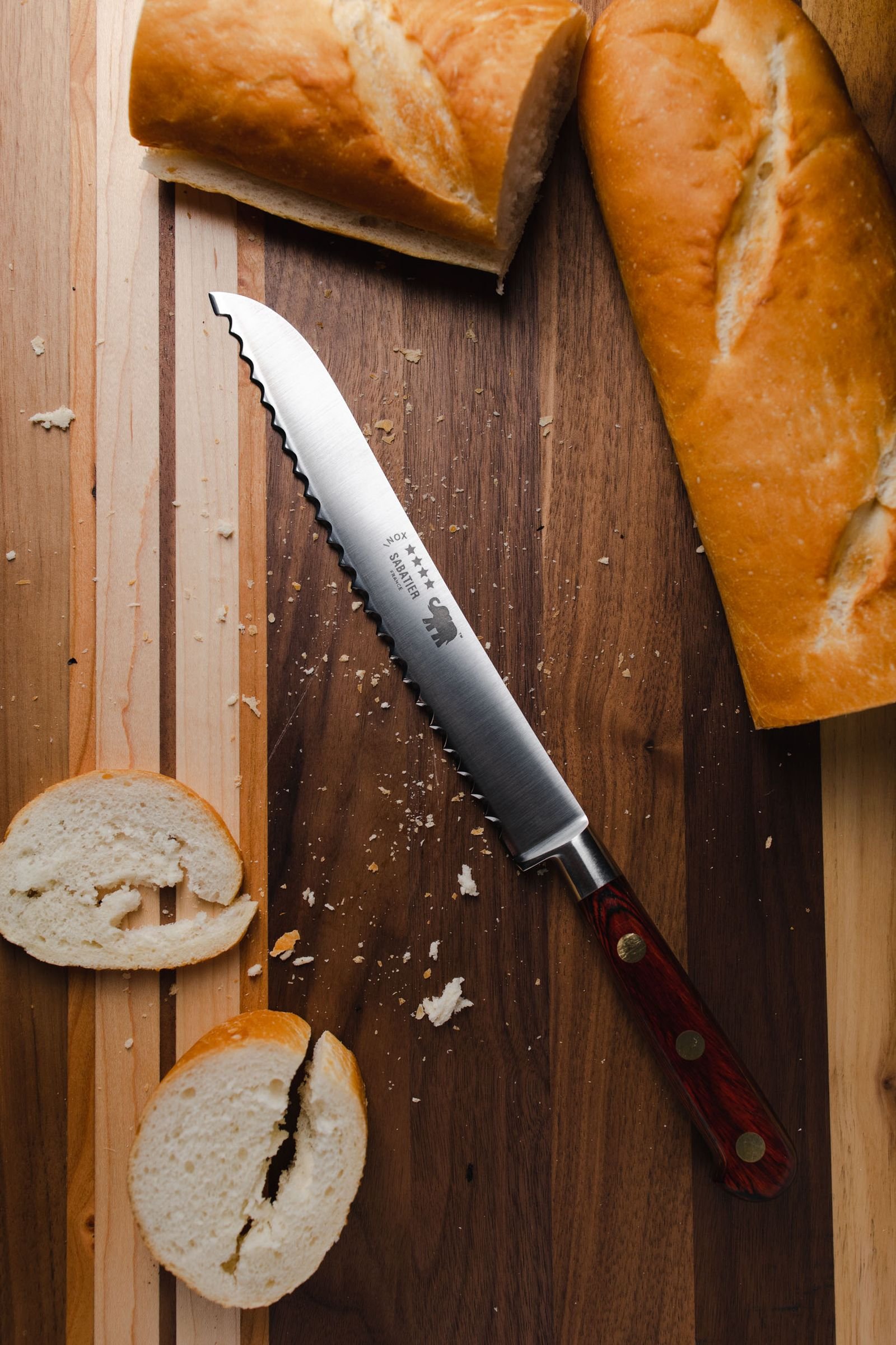 Cuchillo de sierra sobre una tabla de cortar pan
