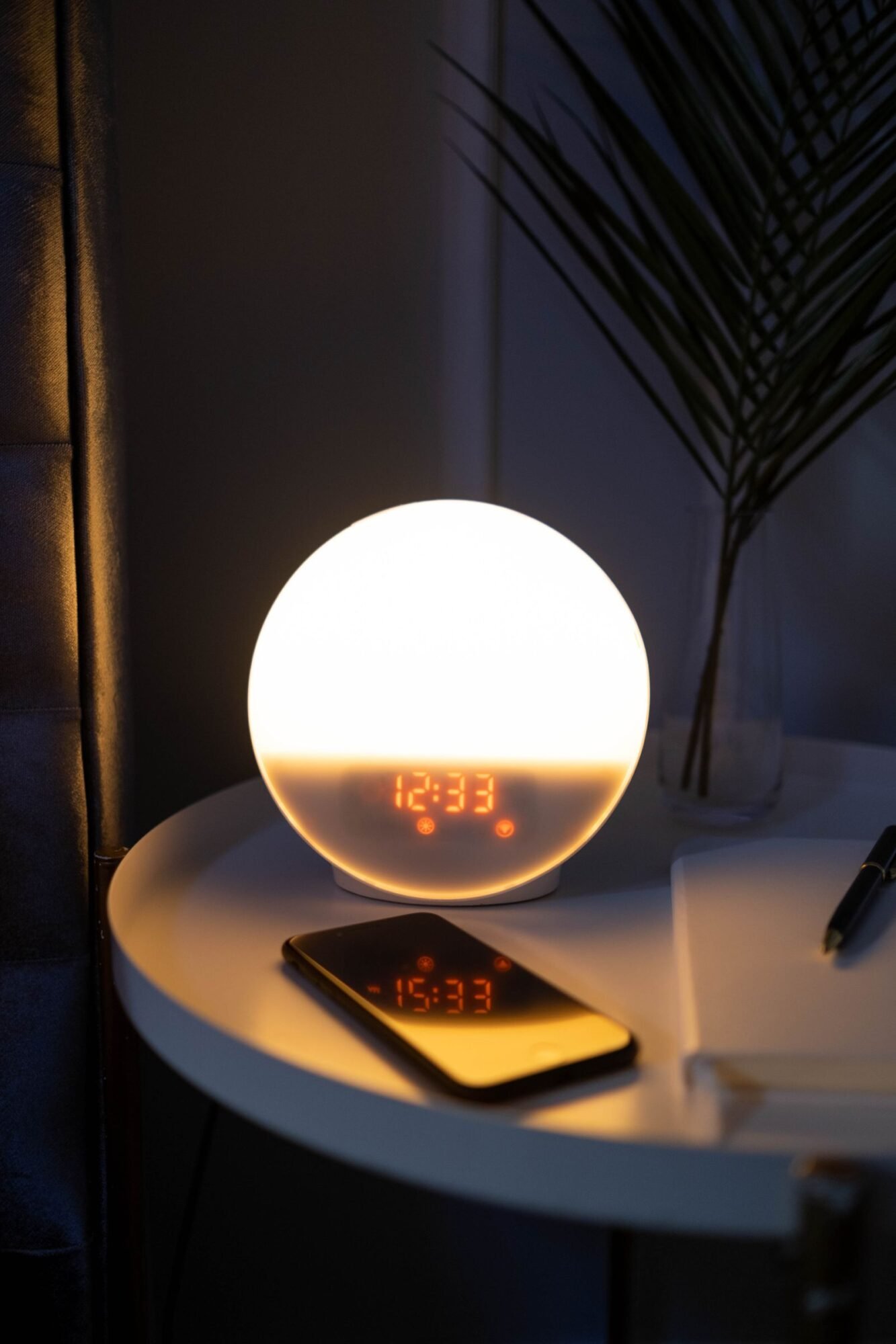 Despertador de luz progresiva simulando amanecer en una mesita de noche