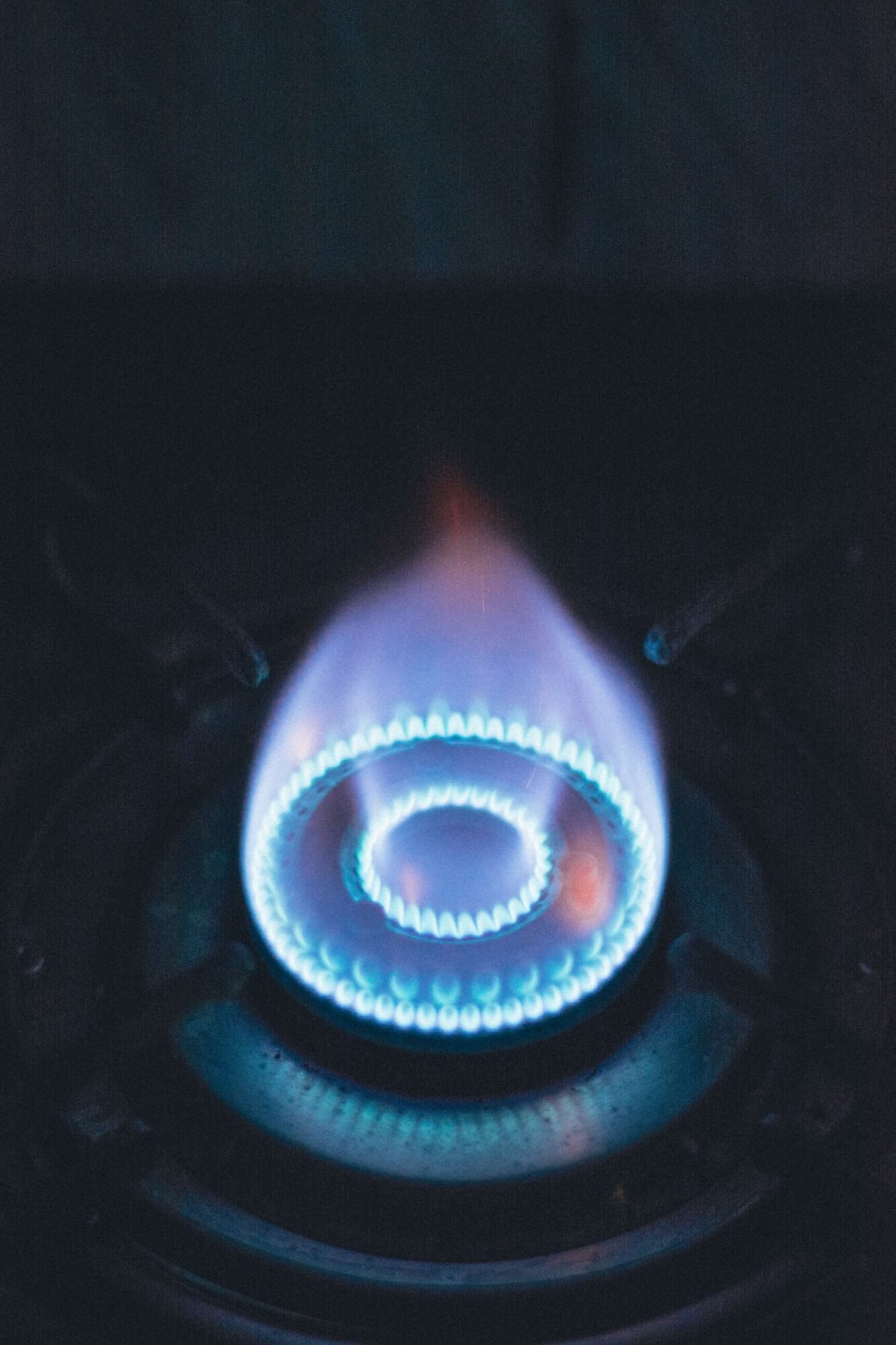 Llama azul de un quemador de gas en primer plano