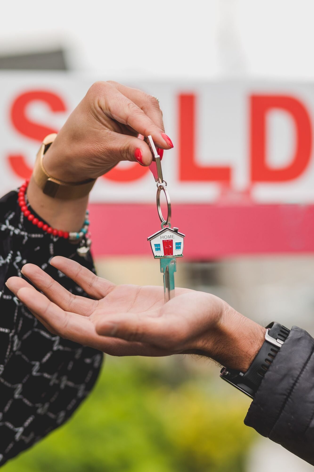 Entrega de llaves de una vivienda en alquiler