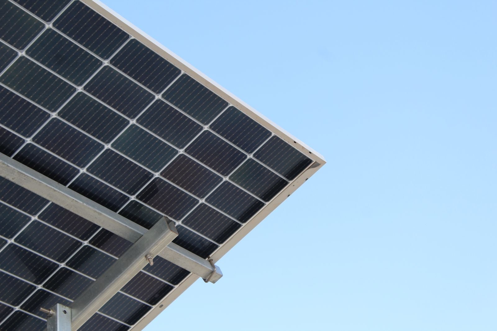 Vista trasera de varios paneles solares fotovoltaicos instalados