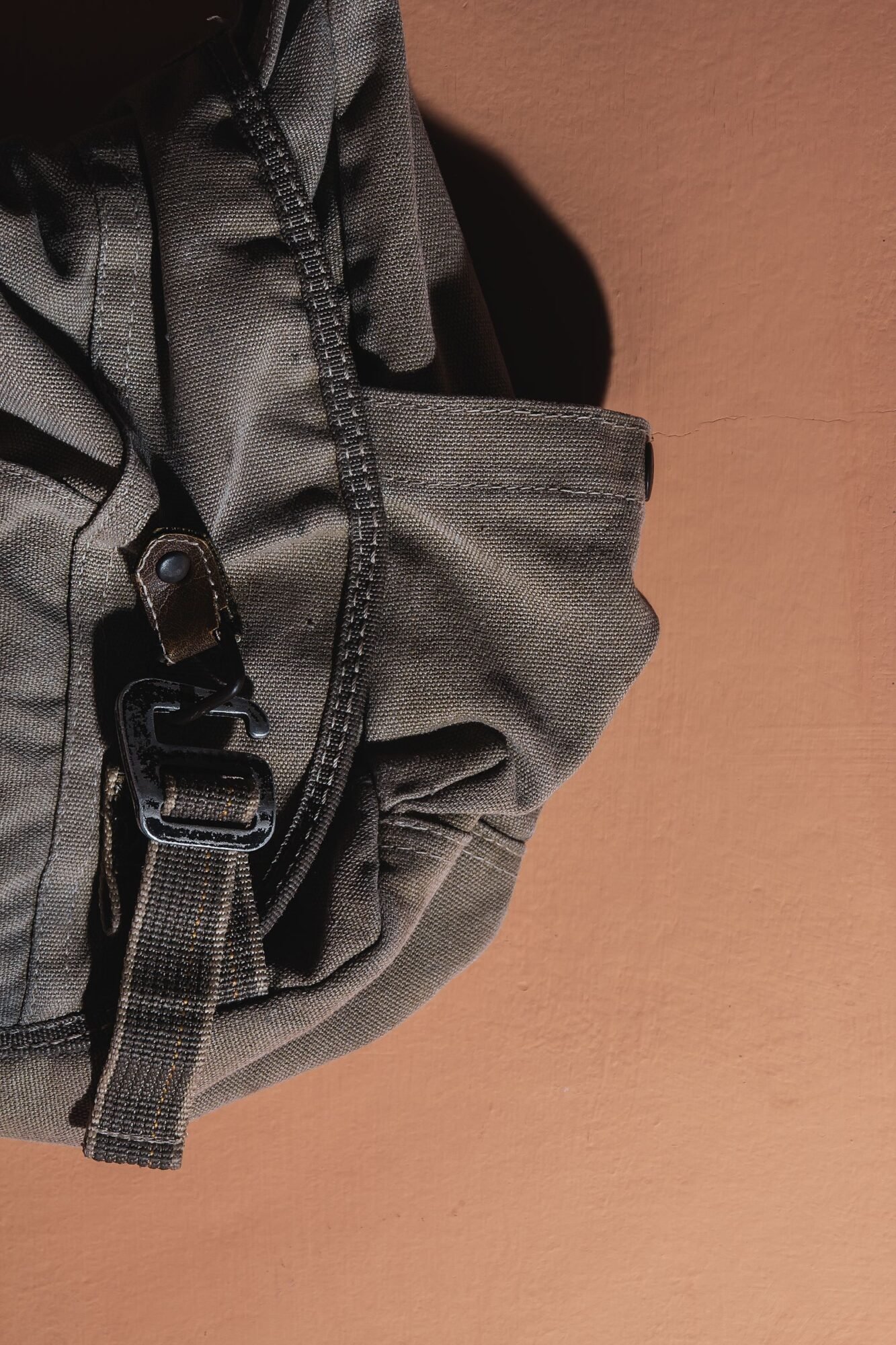 Mochila gris sobre un fondo marrón