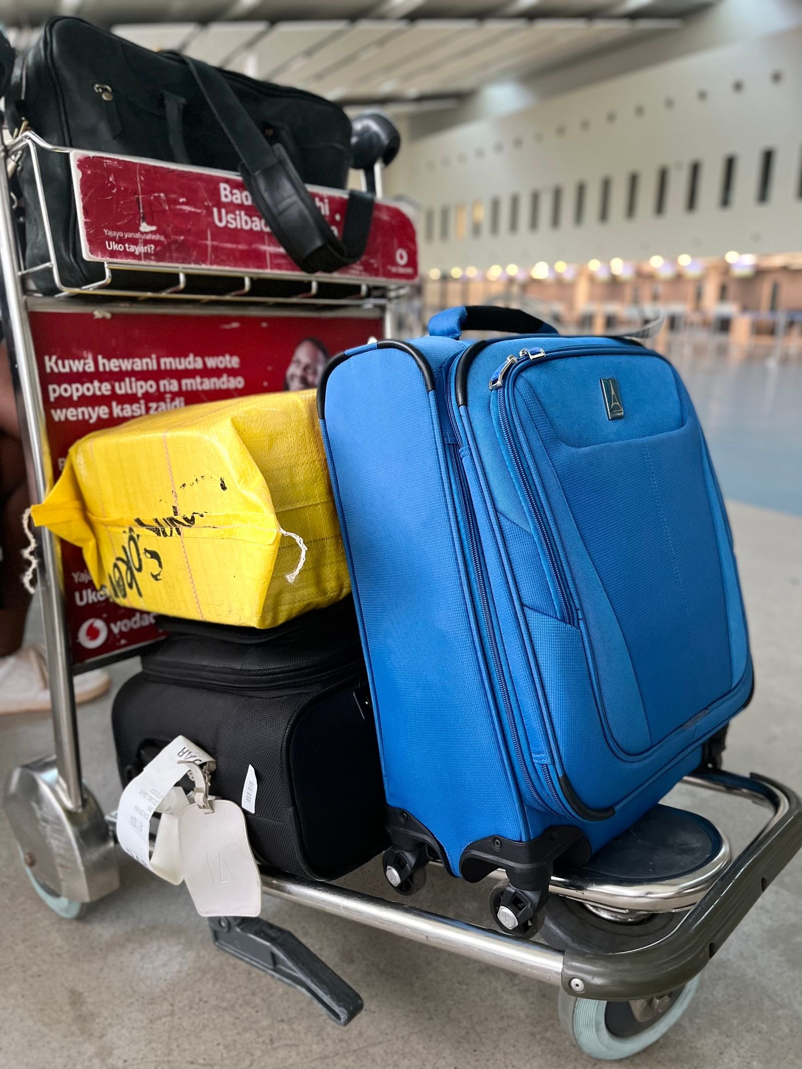 Maletas de equipaje en un carrito de aeropuerto