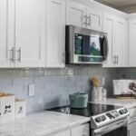 Cocina moderna con azulejos blancos y suelo limpio