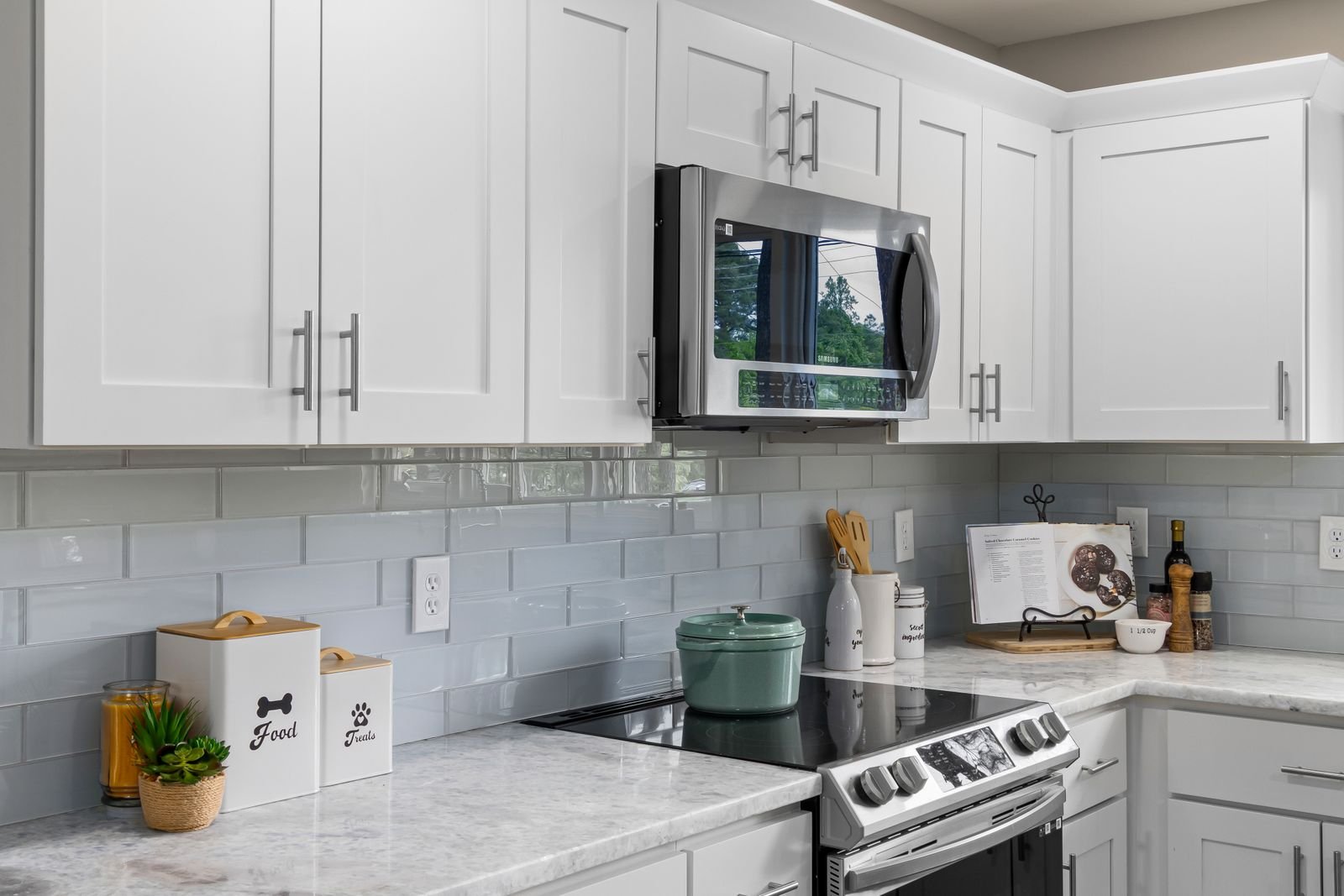 Cocina moderna con azulejos blancos y suelo limpio