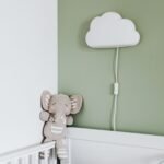 Peluche gris en la esquina de una habitación infantil