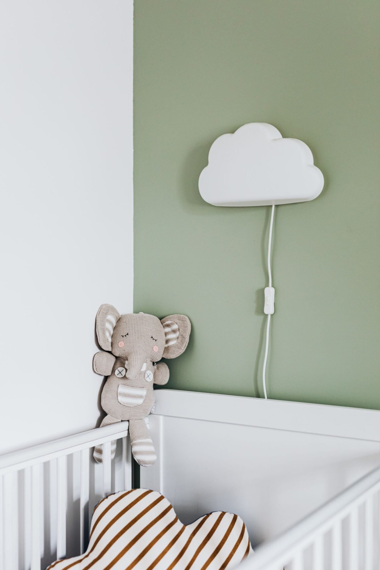 Peluche gris en la esquina de una habitación infantil
