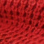 Textil de punto rojo tejido en primer plano
