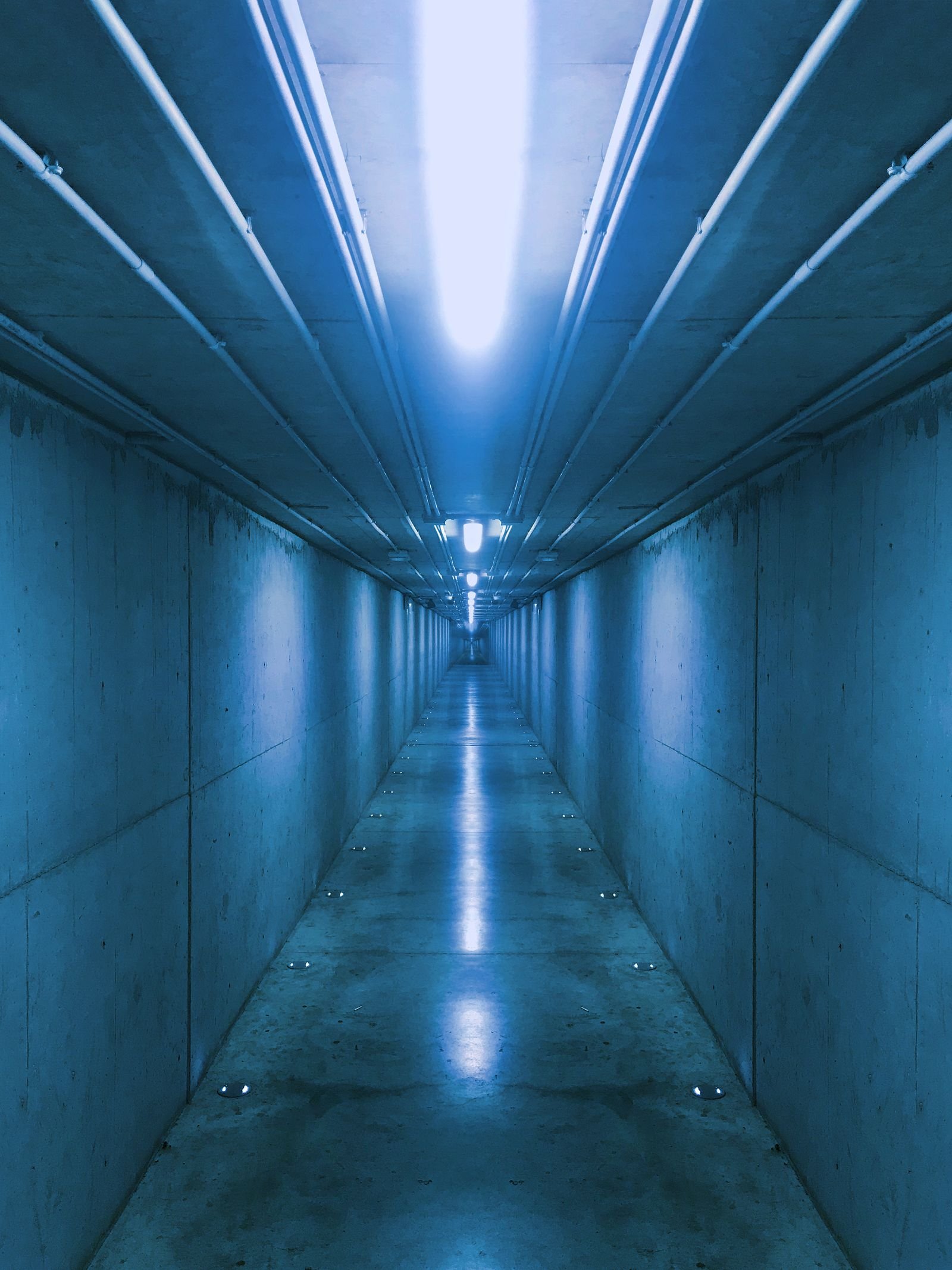 Pasillo de vivienda bien iluminado