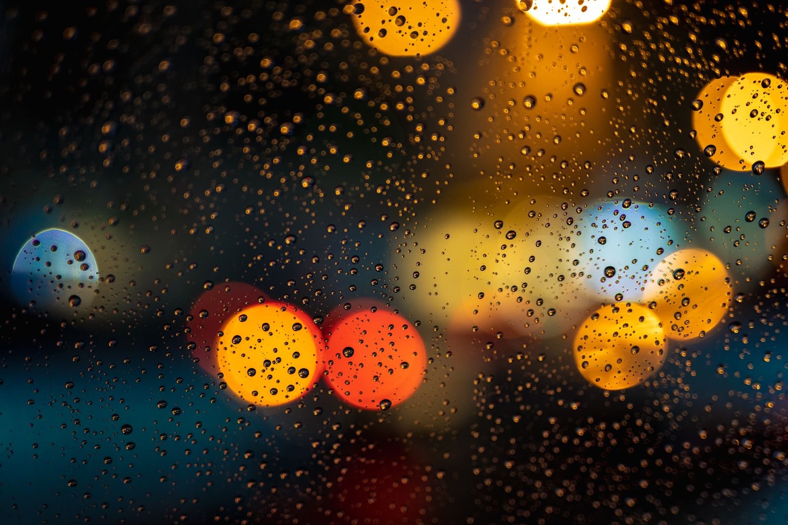Gotas de condensación sobre el cristal de una ventana. Termohigrómetro