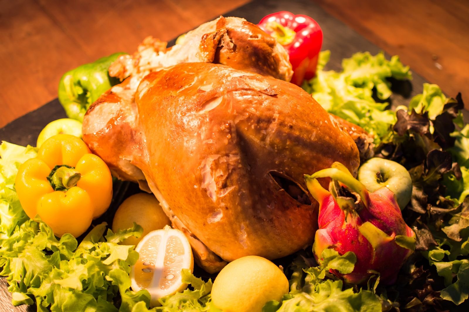 Pollo asado rodeado de verduras frescas