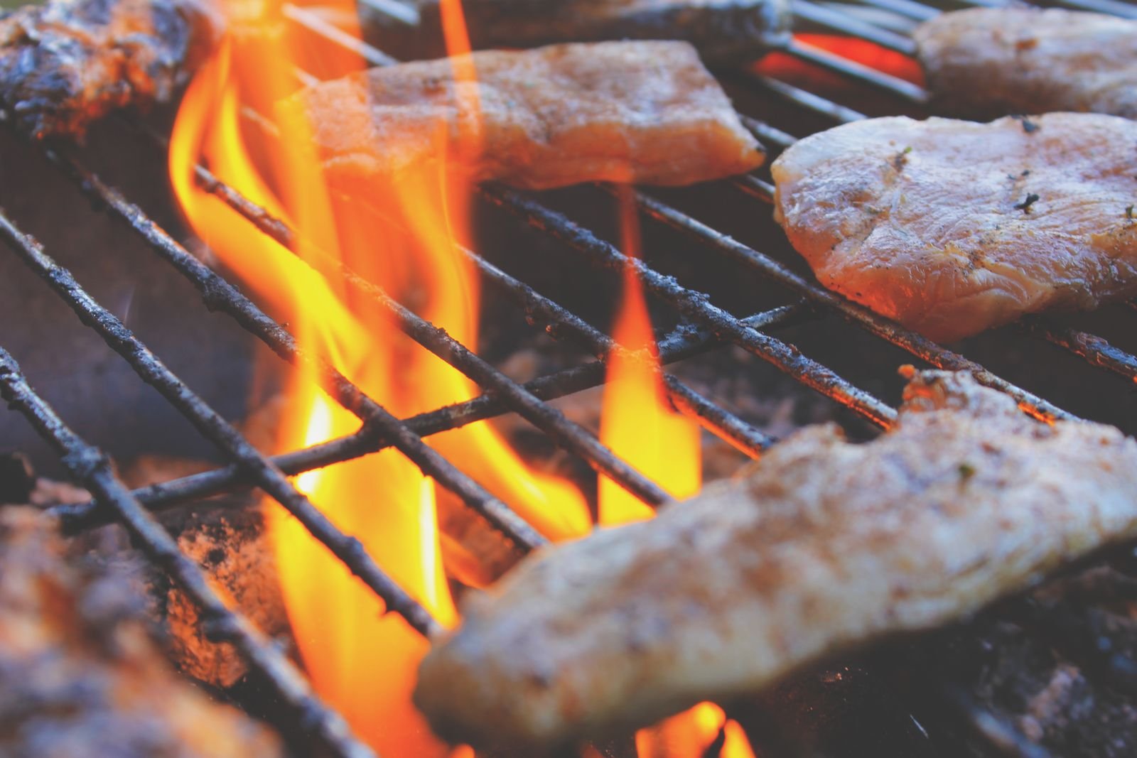 Carne a la parrilla con marcas de cocción