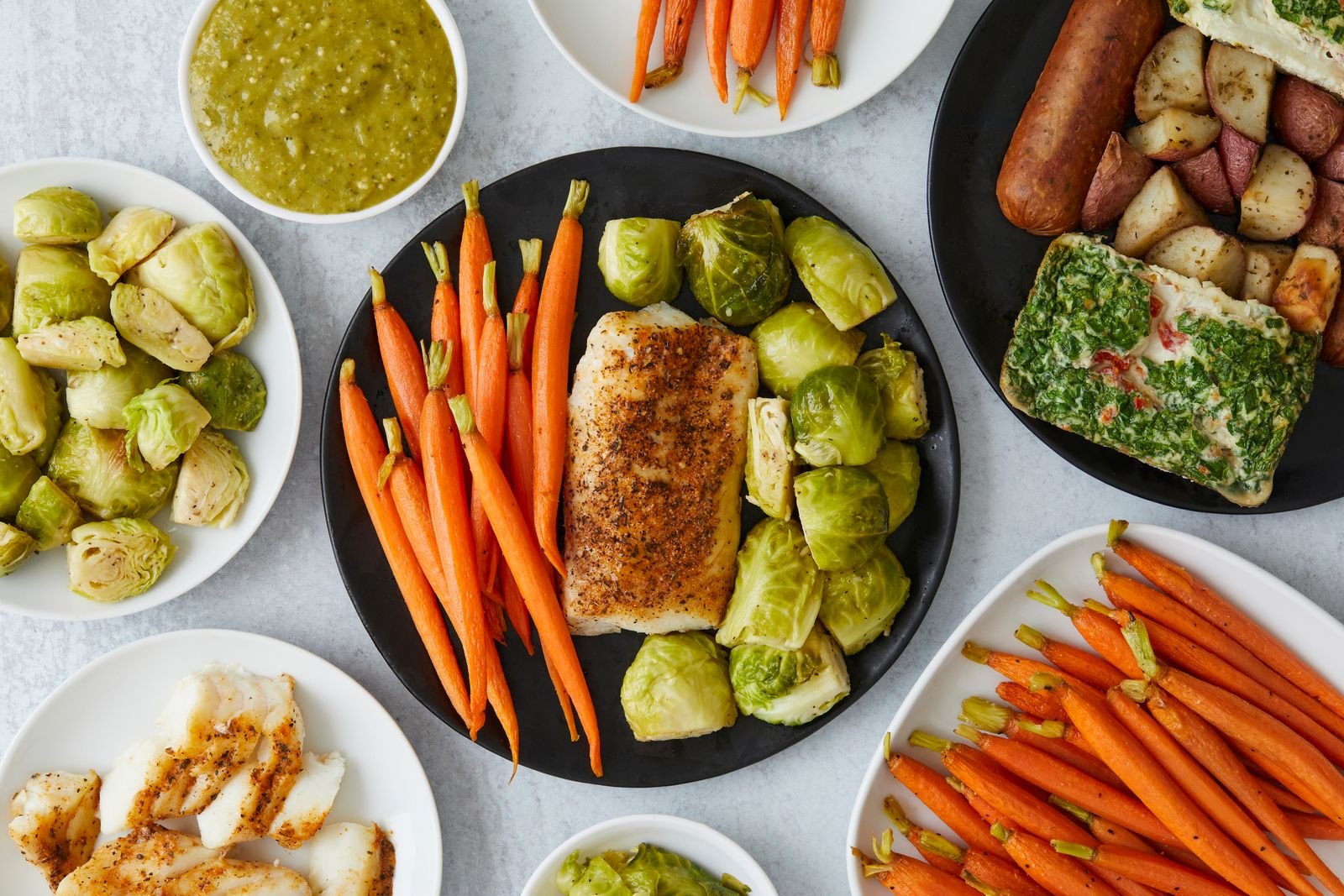 Pescado con brotes y zanahorias en un plato
