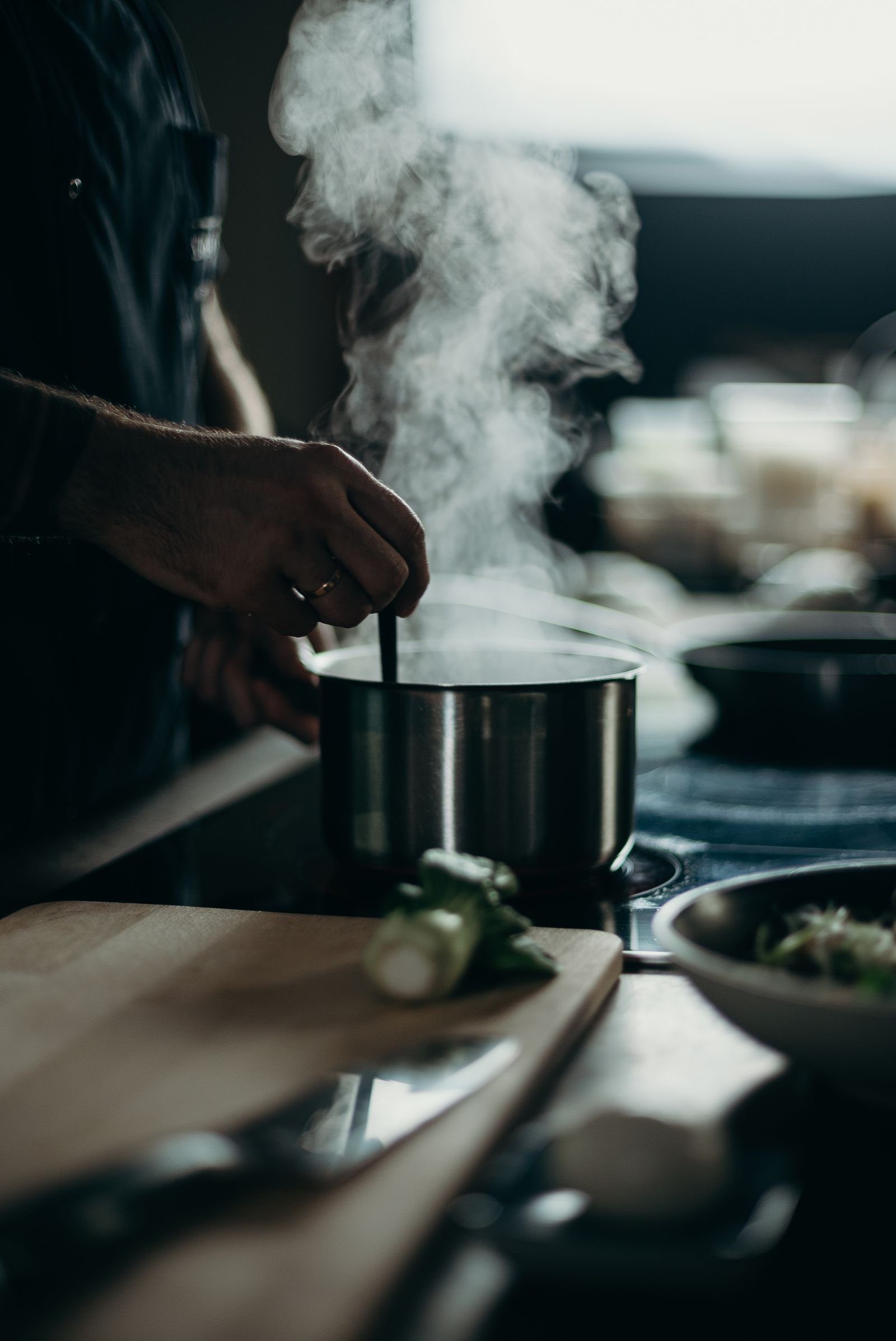 Persona cocinando en una olla con vapor