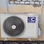 Unidad de aire acondicionado fijada a una pared de ladrillo