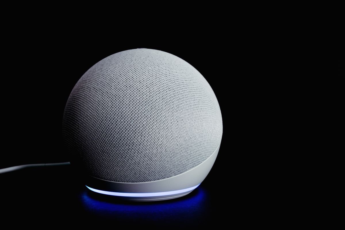 Altavoz inteligente con anillo luminoso azul sobre fondo oscuro