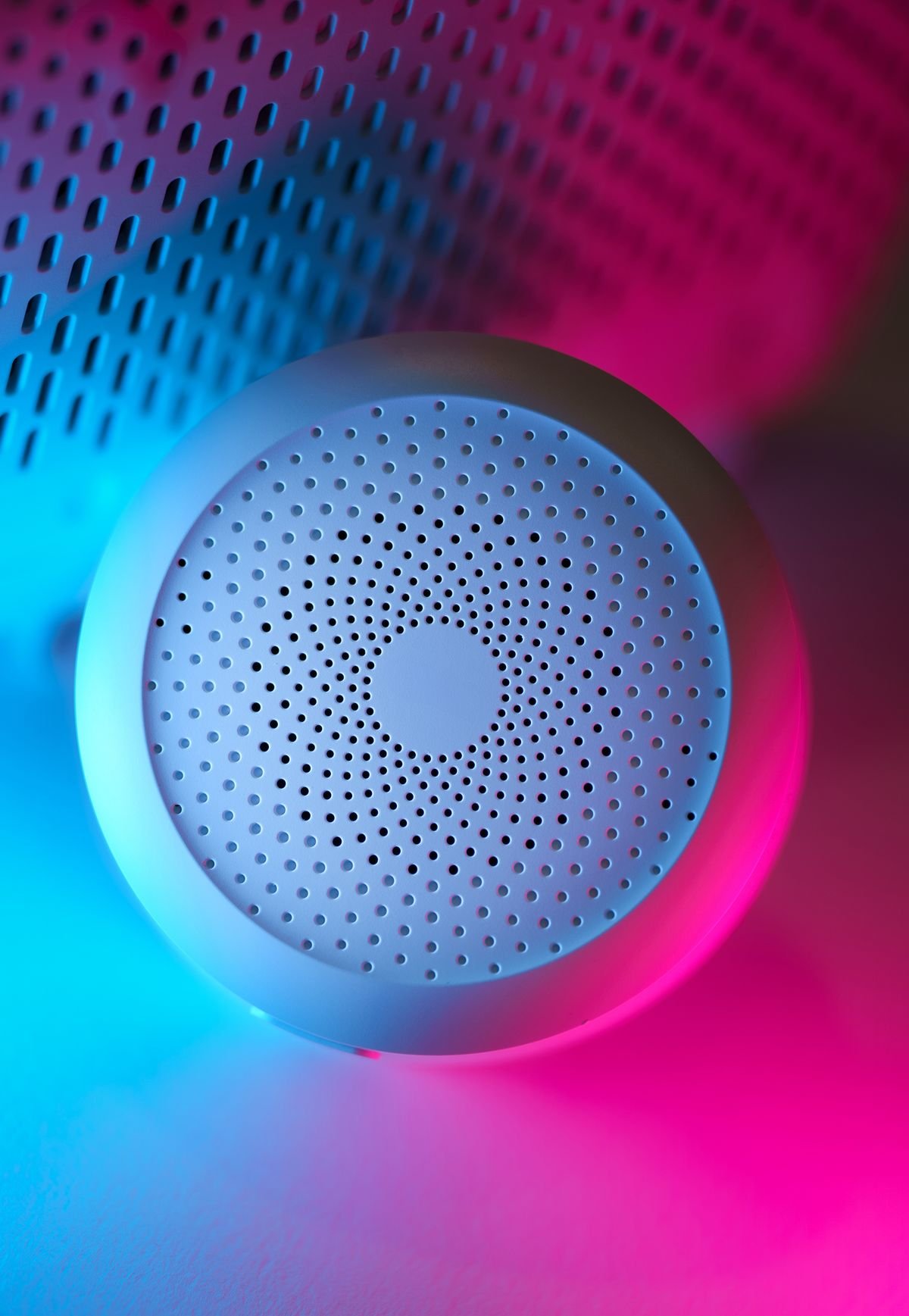 Altavoz inteligente sobre su base con iluminación de colores