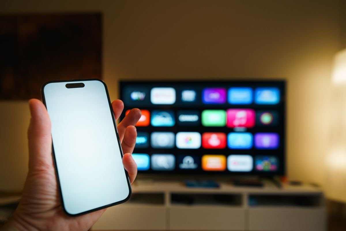 Salón moderno con televisor inteligente y un smartphone